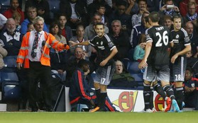 Fan Man United trút giận lên Van Gaal sau màn trình diễn bùng nổ của Pedro